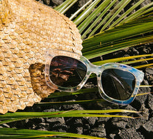 Load image into Gallery viewer, Peepers Weekender (Clear/Iridescent) Sunglasses